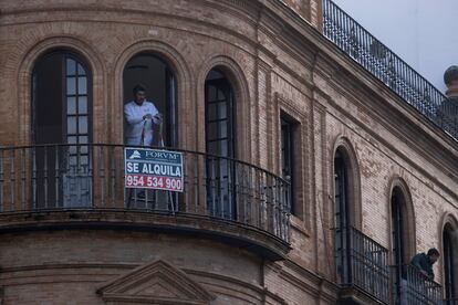 Anuncio de alquiler en un piso del centro de Sevilla, el pasado noviembre.