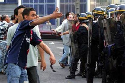 Más de 400 policías se desplazaron al barrio de la ciudad para controlar el estallido violento.