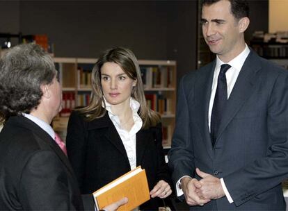 Los Príncipes de Asturias charlan con el director del Instituto Cervantes, César Antonio Molina. Don Felipe y doña Letizia visitaron los diferentes departamentos del Cervantes y saludaron a sus trabajadores.