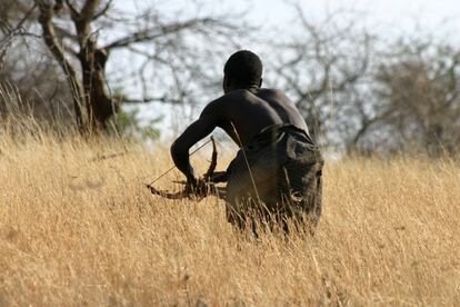 Los hadza (Tanzania) son cazadores en un entorno dominado por especies carnívoras. En la imagen, el hadza Dofu acechando a una presa.