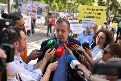 El exconsejero de Políticas Sociales Alberto Reyero habla a los medios este jueves a las puertas de los juzgados de Plaza de Castilla, en Madrid.