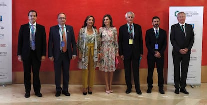 La Reina, junto a la secretaria de Estado Carmen Vela y el presidente de la AECC, Ignacio Mu&ntilde;oz Pidal.