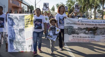 Marilene Araújo, à esquerda, e Luciana Lopes, à direita, participam de ato com outras mães em Goiânia.