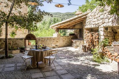 Patio en La Casa de Los Moyas, en el turolense valle de Olba.