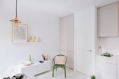 Los cajones y armarios (empotrados o no) de las habitaciones pequeñas funcionan mejor si prescinden de pomos y manillas y se sustituyen por uñeros, como en este miniapartamento proyectado por Nimu, un estudio de diseño e interiorismo radicado en Madrid. La cocina y el salón comparten espacio sin demasiado ruido visual gracias a los despejados frontales de los muebles.