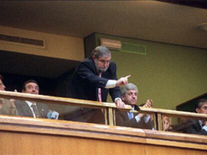 El delegado del Gobierno en el País Vasco, Enrique Villar, gesticula tras el discurso de Ibarretxe.