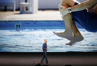 Jeff Williams presentando el nuevo Apple Watch, que se puede sumergir en el agua hasta 50 metros de profundidad.