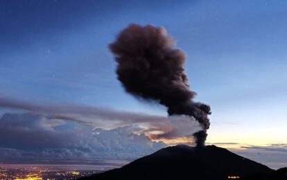 Coluna de fumaça e cinza expelida pelo vulcão Turrialba.