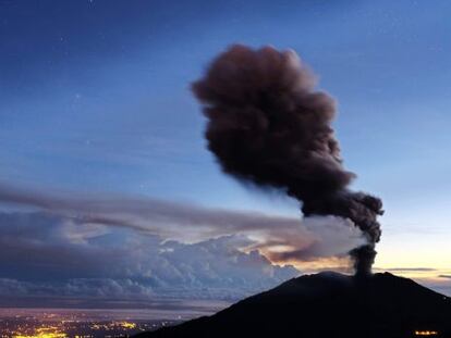 Coluna de fumaça e cinza expelida pelo vulcão Turrialba.