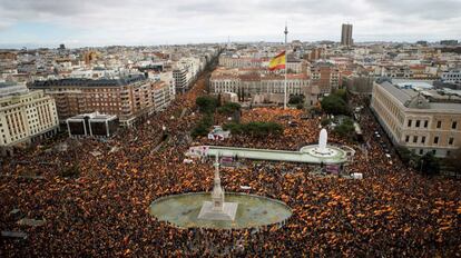 Vista general de la concentración convocada por PP, Ciudadanos y VOX este domingo en la plaza de Colón de Madrid. 