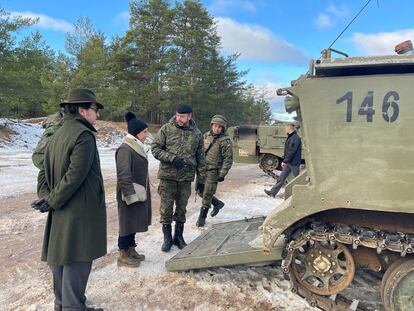 La ministra de Defensa, Margarita Robles, durante su visita al contingente español en la base de Adazi (Letonia), el viernes 27 de enero.