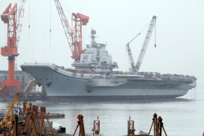 El buque militar Varyag, de fabricación soviética, que China compró a Ucrania para reconvertirlo en su primer portaaviones