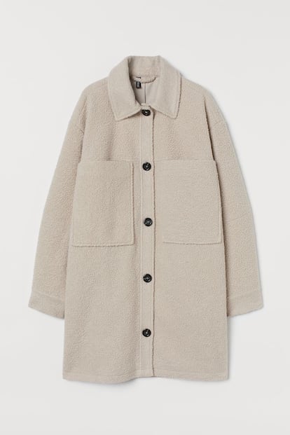 Oversize y de un agradable tejido de borreguito, la chaqueta perfecta para esos días en los que necesitas sentirte como en casa tengas el plan que tengas. Es de H&M y tiene un precio de 49,99 euros.