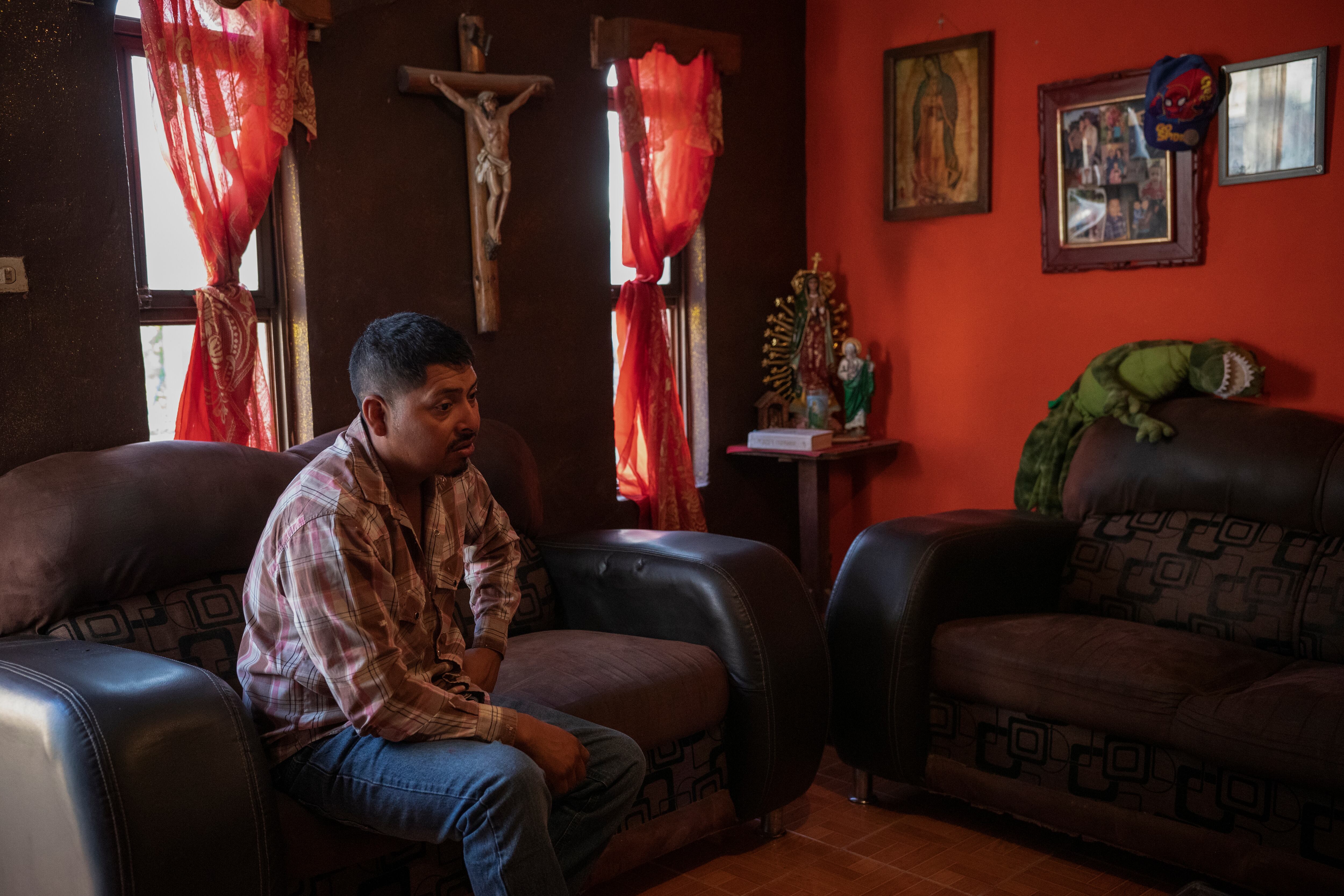 Sergio Martínez, hermano de Jorge Luis, en la sala de su casa en Cloete, municipio de Sabinas, Coahuila.