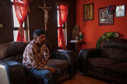 Sergio Martínez, hermano de Jorge Luis, en la sala de su casa en Cloete, municipio de Sabinas, Coahuila.
