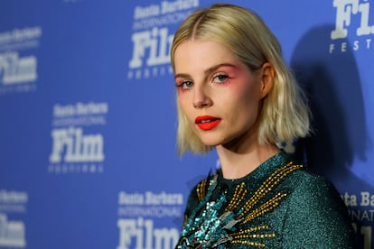 Siempre atrevida y acertada, la actriz Lucy Boynton en una de sus últimas alfombras rojas, maquillada por Jo Baker. 