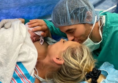 Enrique Iglesias y Anna Kournikova, con su hija recién nacida. 