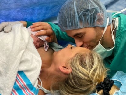 Enrique Iglesias y Anna Kournikova, con su hija recién nacida. 