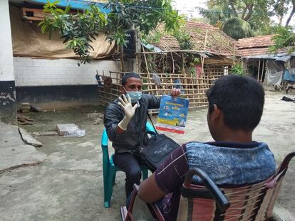 En la foto, un facilitador comunitario del proyecto en Somota enseña a Md. Nahid (14), del distrito de Satkhira, cómo protegerse para evitar el contagio. Sensibilizar a todas las personas, con especial atención a los niños y niñas con discapacidad, en la lucha contra la covid-19, ha sido y es uno de los objetivos presentes en el trabajo de las ONG.