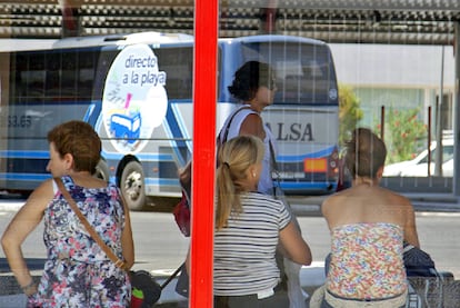 Cuatro viajeras ayer sentadas en un muro en la nueva estación de autobuses de Alicante