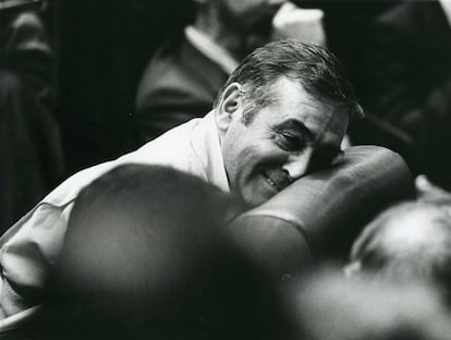 Nicolás Redondo, secretario general de UGT, se apoya en el respaldo del escaño en el debate de la moción de censura al Gobierno en el Congreso de los Diputados, en 1987.