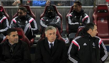 Ancelotti, junto a Hierro y Clement, en el Calder&oacute;n.