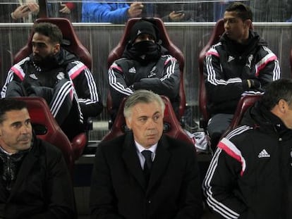 Ancelotti, junto a Hierro y Clement, en el Calderón.