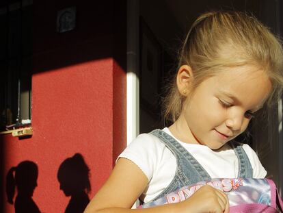 Una niña en su primer día de colegio