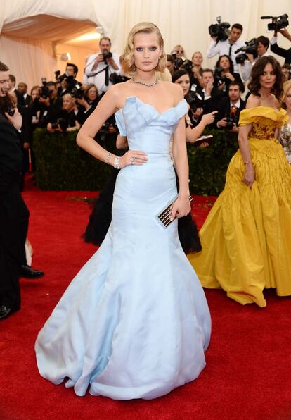 Sin Leonardo DiCaprio, pero con un vestido azul bebé de Topshop. La modelo Toni Garrn supo cómo acudir a la gala del MET 2014.