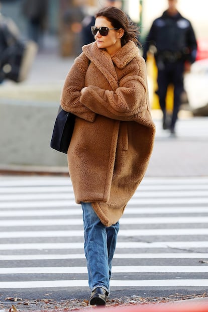 El abrigo 'oso de peluche' favorito de las celebrities también está, por supuesto, en su armario. Holmes ha demostrado que luce con maestría los abrigos XL y que tiene una colección que más de una querría para sí.