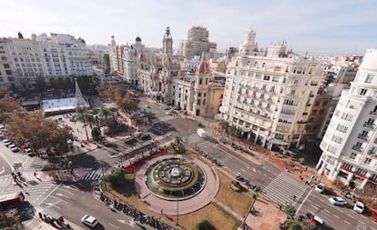 La plaza del Ayuntamiento de Valencia, que ha restringido el tráfico durante las fiestas navideñas.