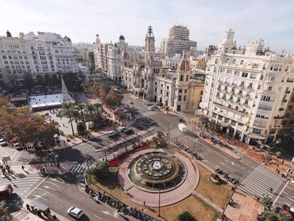 La plaza del Ayuntamiento de Valencia, que ha restringido el tráfico durante las fiestas navideñas.