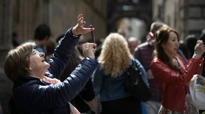 Turistas hacen fotografías con sus teléfonos móviles, en Barcelona.