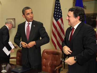 Barack Obama (centro) conversa con José Manuel Durão Barroso (derecha) en presencia de Herman Van Rompuy, en la Casa Blanca.