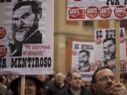 Pancartas contra el Gobierno de Mariano Rajoy en la manifestaci&oacute;n en Pamplona contra la reforma laboral.