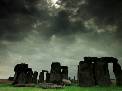 Conjunto monumental de Stonehenge, en Salisbury, Reino Unido, durante un eclipse (2001).