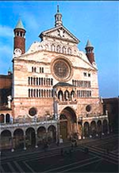 La catedral de Cremona, de los primeros años del siglo XII, se sitúa en la geométrica y armoniosa plaza del Comune.