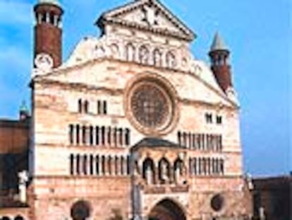 La catedral de Cremona, de los primeros años del siglo XII, se sitúa en la geométrica y armoniosa plaza del Comune.
