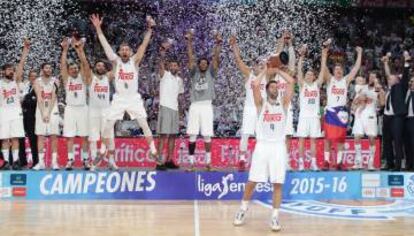 Los jugadores del Madrid celebran la Liga de 2016