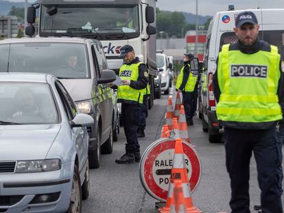 Agentes de la policía francesa, este viernes, realizan un control en el paso fronterizo entre Irún y Hendaya.