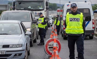 Agentes de la policía francesa, este viernes, realizan un control en el paso fronterizo entre Irún y Hendaya.