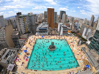 La piscina que corona el Sesc 24 de Maio, en el centro de São Paulo.