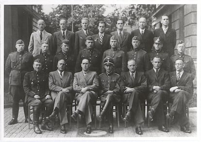 Retrato de grupo en la Escuela del Führer para la Policía de Seguridad, en otoño de 1942 en Berlín. Boris Kinstler, abuelo de Linda Kinstler, está de pie en la fila superior, en el centro. Viktors Arajs, líder del Comando Arajs, se sienta en la primera fila, segundo desde la izquierda.