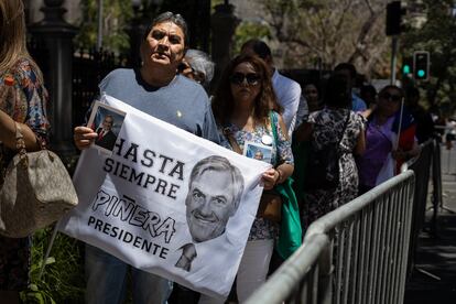 Un hombre muestra un cartel para despedir al exmandatario, este jueves.