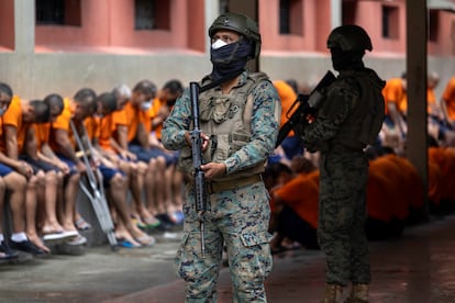 Soldados en la Penitenciaría del Litoral, en Guayaquil, Ecuador, en 9 de febrero de 2024