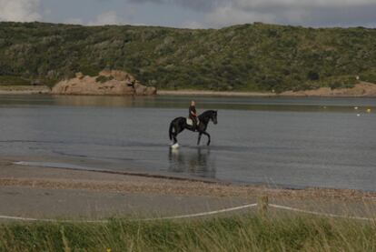 El Camí de Cavalls, que unía las torres defensivas de Menorca, se recorre a pie o a caballo. En la foto, la playa de Es Grau.