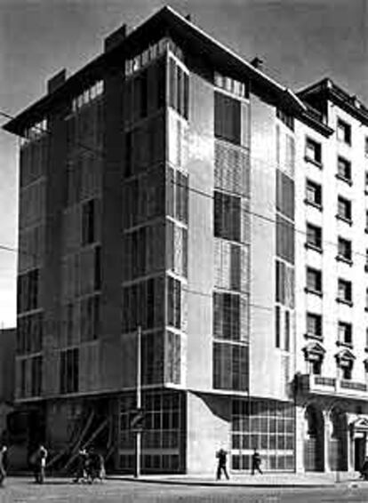 Edificio en la Barceloneta (1951-54) y Valls antes de su reforma.