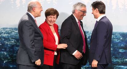 De izquierda a derecha, el secretario general de la OCDE, Ángel Gurría; la presidenta del Banco Mundial, Kristalina Georgieva; el presidente de la Comisión Europea, Jean-Claude Juncker y el primer ministro italiano, Giuseppe Conte, en la cumbre del G7 celebrada en Canadá.