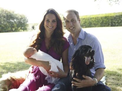 Los duques de Cambridge y el pr&iacute;ncipe Jorge posan junto a &#039;Lupo&#039;, la mascota de la familia.