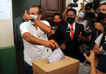 El candidato presidencial de Creemos, Luis Fernando Camacho, acude a votar en la localidad de Santa Cruz. El exlíder cívico y candidato por la alianza Creemos pidió "consolidar" el proceso democrático boliviano tras emitir su voto.